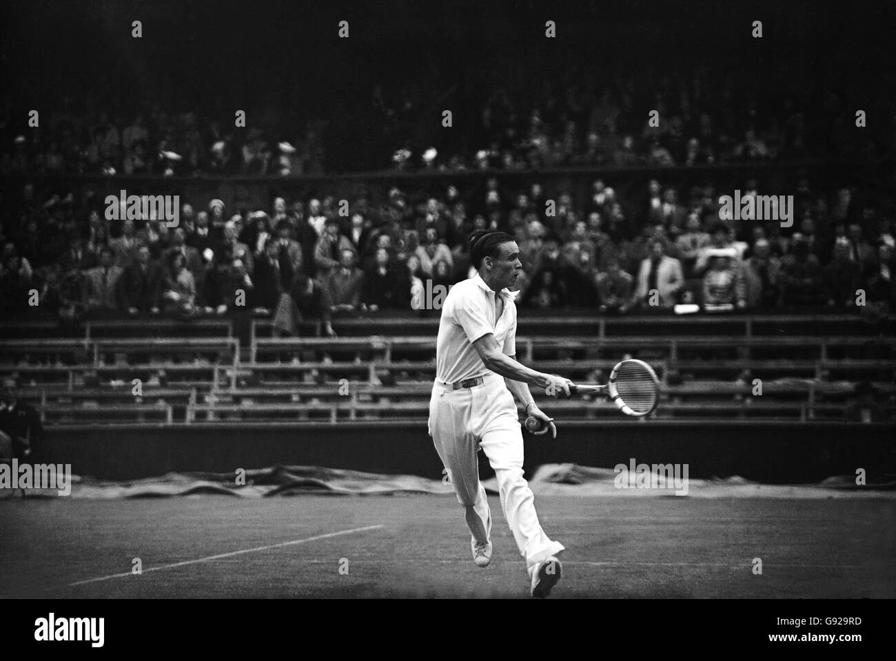 Tennis - Wimbledon Championship - Herreneinzel - Runde eins - HW Austin / Joseph Asboth. Joseph Asboth spielt eine Vorhand-Rückkehr zu HW (Bunny) Austin Stockfoto