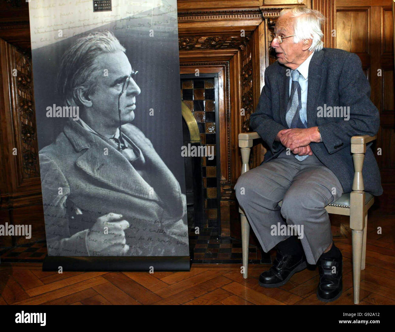 William Butler Yeats Sohn Michael schaut sich am Mittwoch, den 11. Januar 2006, ein Porträt seines Vaters an, das zu einigen verräterischen Erbstücken gehörte, die sein Sohn Michael der irischen Nationalbibliothek in Dublin für eine neue Ausstellung über sein Leben und seine Werke gestiftet hat. Der wertvolle Hort enthält auch Kopien von Gedichten, Porträts von Yeats' Frau George und ein zeremonielles japanisches Schwert, das Yeats während einer US-Vortragsreise im Jahr 1920 geschenkt wurde. Siehe PA Story ARTS Yeats. DRÜCKEN SIE VERBANDSFOTO. Der Bildnachweis sollte lauten: Niall Carson/PA Stockfoto