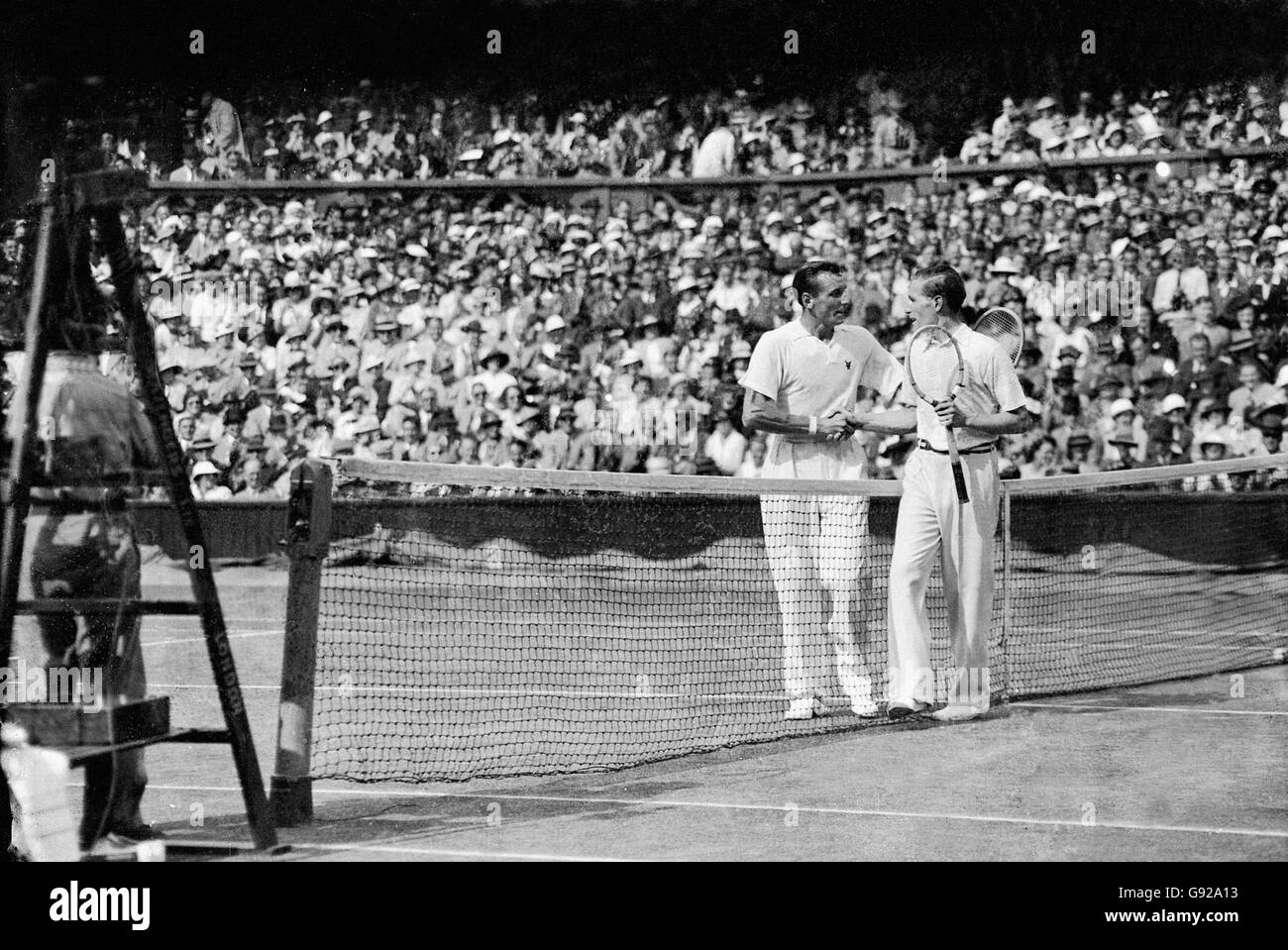 Fred Perry (rechts) schüttelt sich die Hände mit Gottfried von Cramm  (links) Nachdem er ihn in geraden Sätzen besiegt hatte, um sein Wimbledon  zu behalten Männer-Einzeltitel Stockfotografie - Alamy