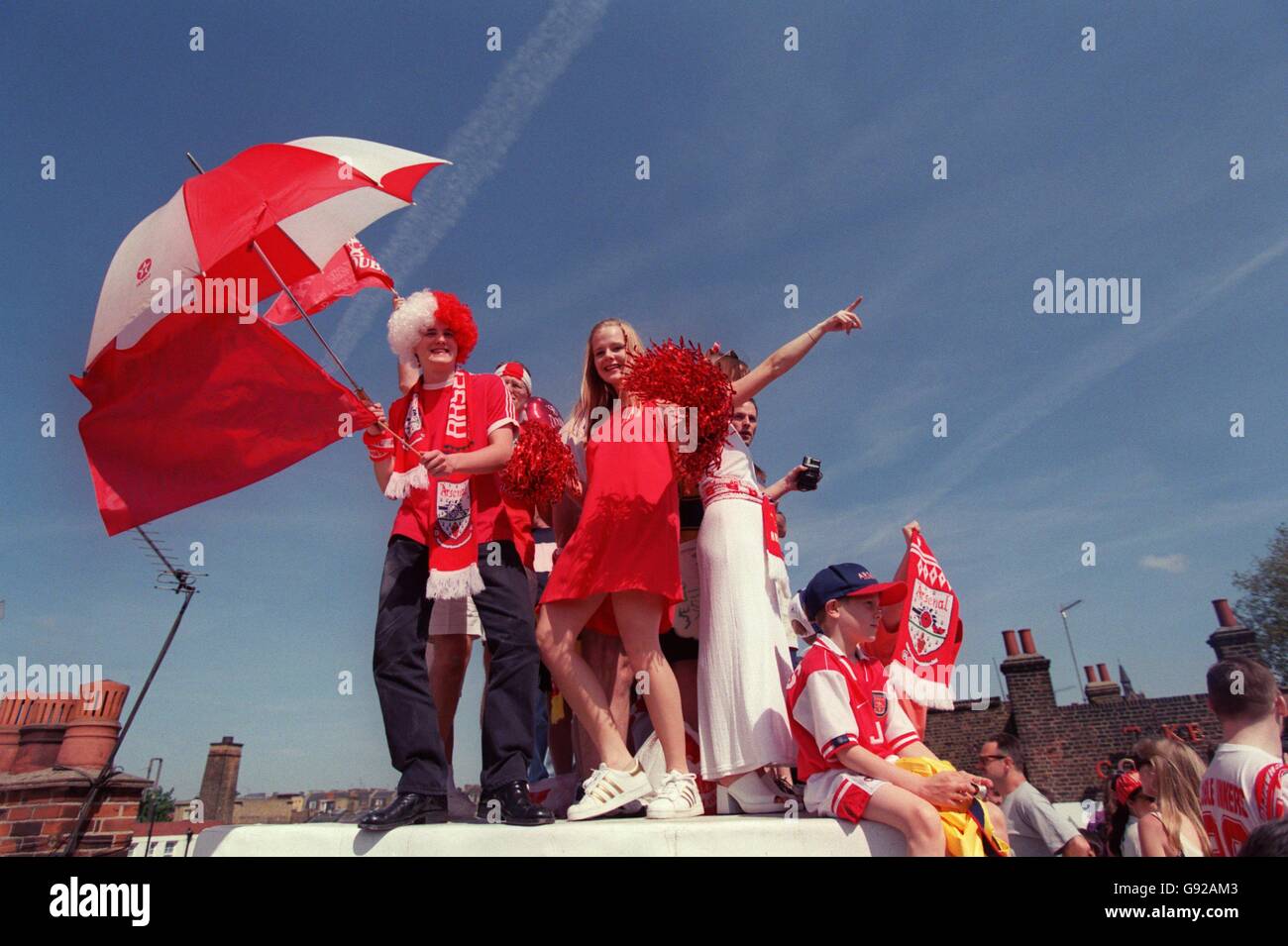 Arsenals Fans führen die Feierlichkeiten ihres Teams auf einem Dach gegenüber an Islington Town Hall wo Arsenal das Besteck zeigte Stockfoto