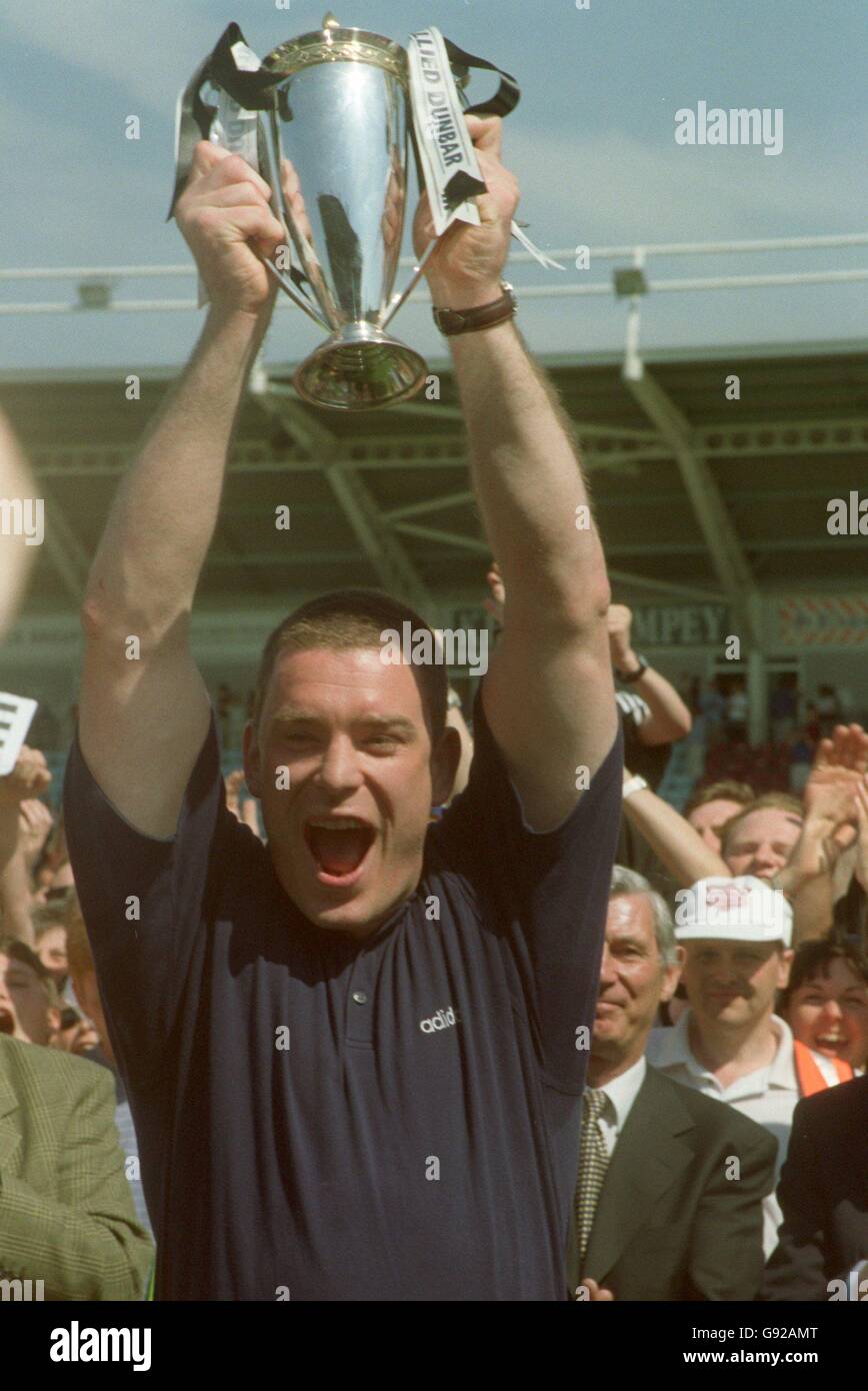 Newcastles Kapitän Dean Ryan hebt den Allied Dunbar Premiership Cup an Nach dem Sieg über Harlekins Stockfoto