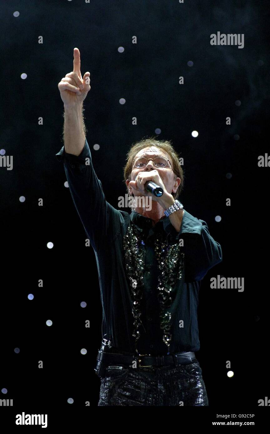 Sir Cliff Richard tritt beim Cliff Richard Tennis Classic auf, der in der National Indoor Arena in Birmingham, West Midlands, stattfindet. Dies ist die letzte Tennis Classic, die Cliff halten wird. Stockfoto