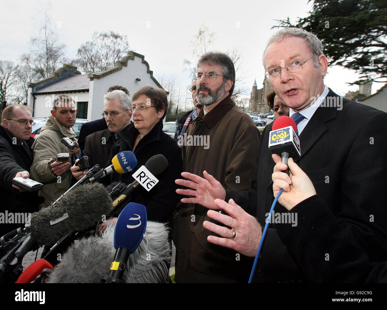 Martin McGuinness (rechts) und Sinn-Fein-Präsident Gerry Adams mit Parteikollegen sprechen nach ihrem Treffen mit Außenminister Peter Hain im Stormont Castle, Belfast, am 19. Dezember 2005, zur Presse. Sinn Fein forderte die britische Regierung heute auf zu erklären, dass ihr "Krieg" gegen Republikaner vorüber sei. Nach einem Treffen zwischen seiner Partei und dem nordirischen Sekretär Peter Hain, um den Stormont-Spionageskandal zu diskutieren, sagte Sinn Fein MP Martin McGuinness, die Initiative nach der Affäre beruhte auf der britischen Regierung. Siehe PA Story ULSTER Spy. DRÜCKEN Sie VERBANDSFOTO. Foto Stockfoto