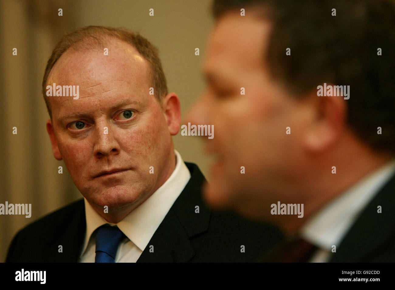 Die irische Regierung hat am Montag, den 19. Dezember 2005, 1 Million Euro für ein Sonderprogramm zur Finanzierung der irischen Forschung zu HIV/AIDS, TB und Malaria in Entwicklungsländern zugesagt. Das Auswärtige Amt und der Gesundheitsforschungsausschuss unterzeichneten einen Kooperationsvertrag, um das Gesundheitspersonal bei der Arbeit an neuen Medikamenten und Impfstoffen zu unterstützen. Im Bild: Staatsminister für Entwicklungszusammenarbeit und Menschenrechte Conor Lenihan (links) mit Dr. Jim Kiely, Chief Medical Officer im Department of Health (rechts). DRÜCKEN SIE VERBANDSFOTO. Bildnachweis sollte: Julien Behal/PA. Stockfoto