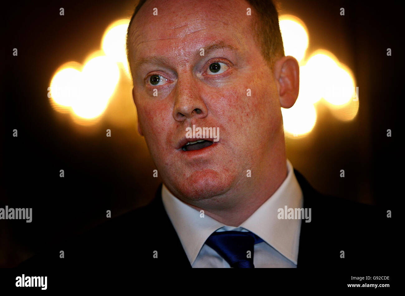 Die irische Regierung hat am Montag, den 19. Dezember 2005, 1 Million Euro für ein Sonderprogramm zur Finanzierung der irischen Forschung zu HIV/AIDS, TB und Malaria in Entwicklungsländern zugesagt. Das Auswärtige Amt und der Gesundheitsforschungsausschuss unterzeichneten einen Kooperationsvertrag, um das Gesundheitspersonal bei der Arbeit an neuen Medikamenten und Impfstoffen zu unterstützen. Im Bild ist der Staatsminister für Entwicklungszusammenarbeit und Menschenrechte, Conor Lenihan, beim Start des neuen Programms im Ivy House in Dublin.Siehe PA Story POLITIK Gesundheit. DRÜCKEN SIE VERBANDSFOTO. Bildnachweis sollte: Julien Behal/PA. Stockfoto