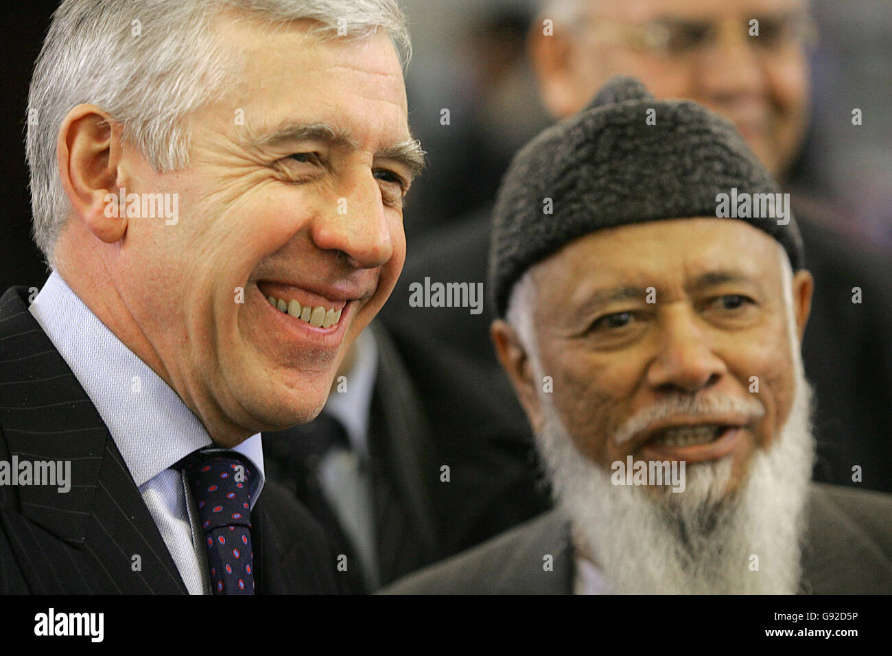 Der britische Außenminister Jack Straw (L) und Lord Adam Patel von Blackburn sprechen am Dienstag, den 20. Dezember 2005, anlässlich der Eröffnung der britischen Delegation der "Hjj" im Islamischen Kulturzentrum in London an. Es wird erwartet, dass rund 25,000 britische Muslime auf dem traditionellen „hajj“ nach Saudi-Arabien abreisen werden. Ein Team von Ärzten, Beratern und Beamten des Auswärtigen Amtes wird ebenfalls mit den Delegierten reisen. Siehe PA Geschichte POLITIK der Insel. DRÜCKEN SIE VERBANDSFOTO. Das Foto sollte lauten: Odd Andersen/AFP/WPA Rota/PA. Stockfoto