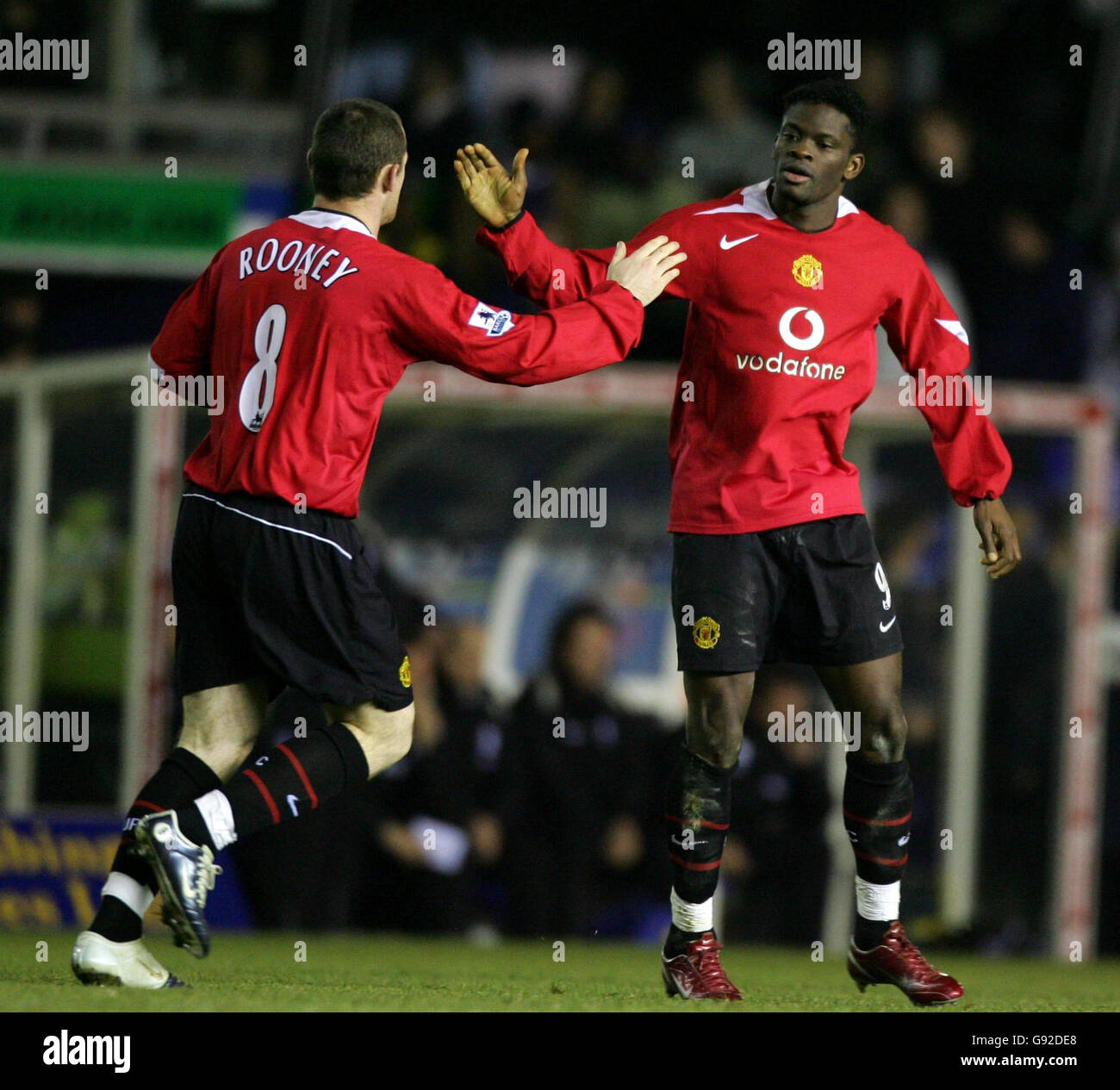 Louis Saha (R) von Manchester United feiert das erste Tor gegen Birmingham City mit Teamkollege Wayne Rooney beim Viertelfinalspiel des Carling Cup in St. Andrews, Birmingham, Dienstag, 20. Dezember 2005. DRÜCKEN Sie VERBANDSFOTO. Bildnachweis sollte lauten: Nick Potts/PA. Stockfoto