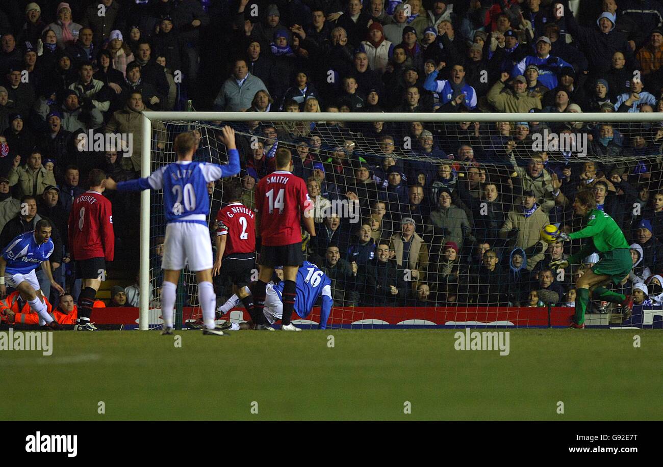 Fußball - FA Barclays Premiership - Birmingham City / Manchester United - St Andrews. Walter Pandiani (l) von Birmingham City feiert das Tor zum Ausgleich, um es 2-2 zu machen Stockfoto