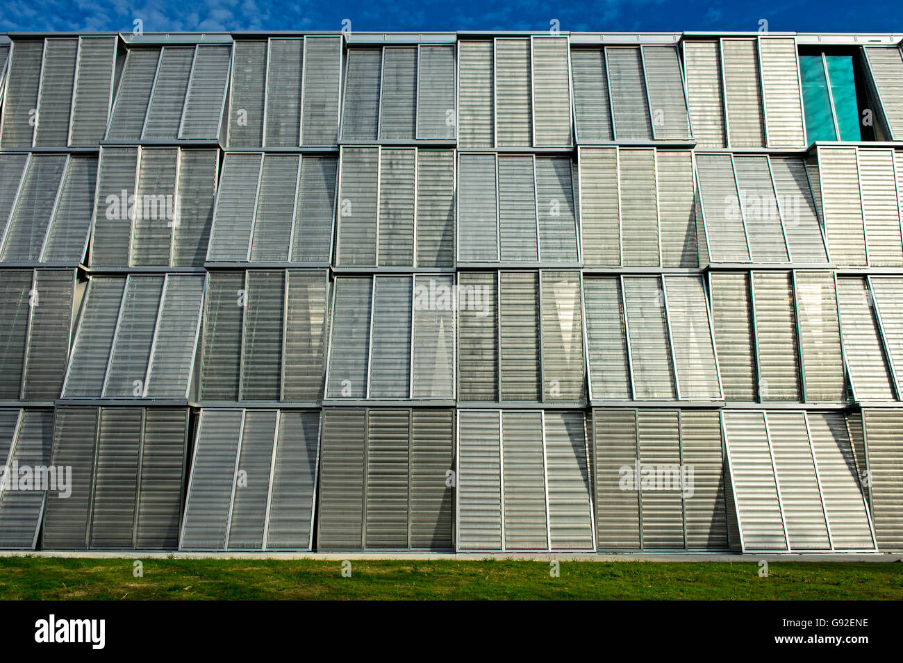 Platten aus Aluminium mesh als Fassade des Gebäudes ME, École Polytechnique  Fédérale de Lausanne, EPFL, Switzerland Stockfotografie - Alamy