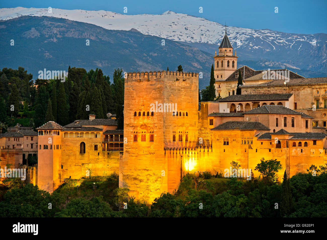 Abendlicht an der Alhambra, UNESCO World Heritage Site, gegen die Sierra Nevada Gebirgskette, Granada, Andalusien, Spanien Stockfoto