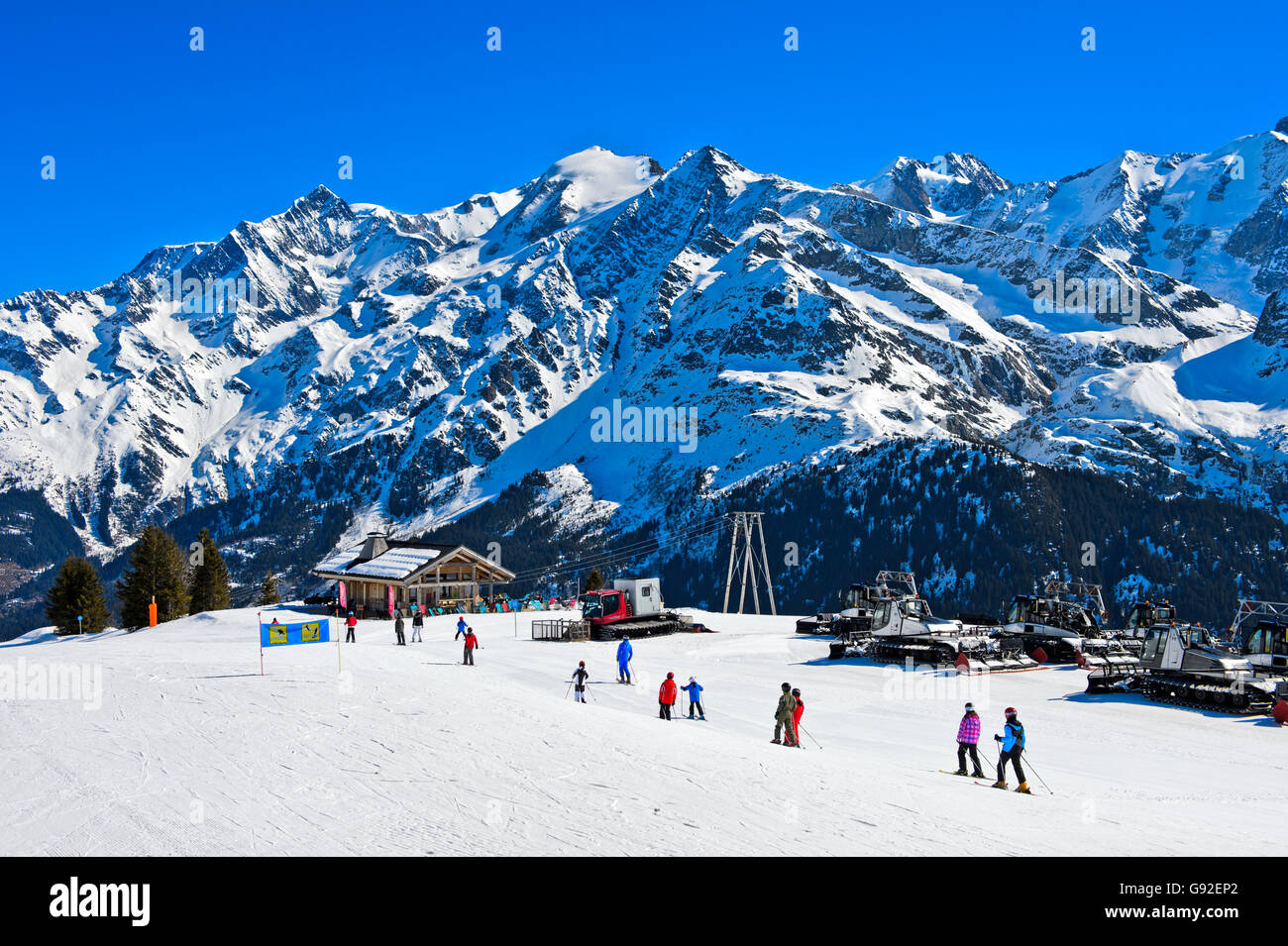Im Bereich Skkiing Les Contamines-Montjoie gegen das Mont Blanc Massiv, Haute-Savoie, Frankreich Stockfoto