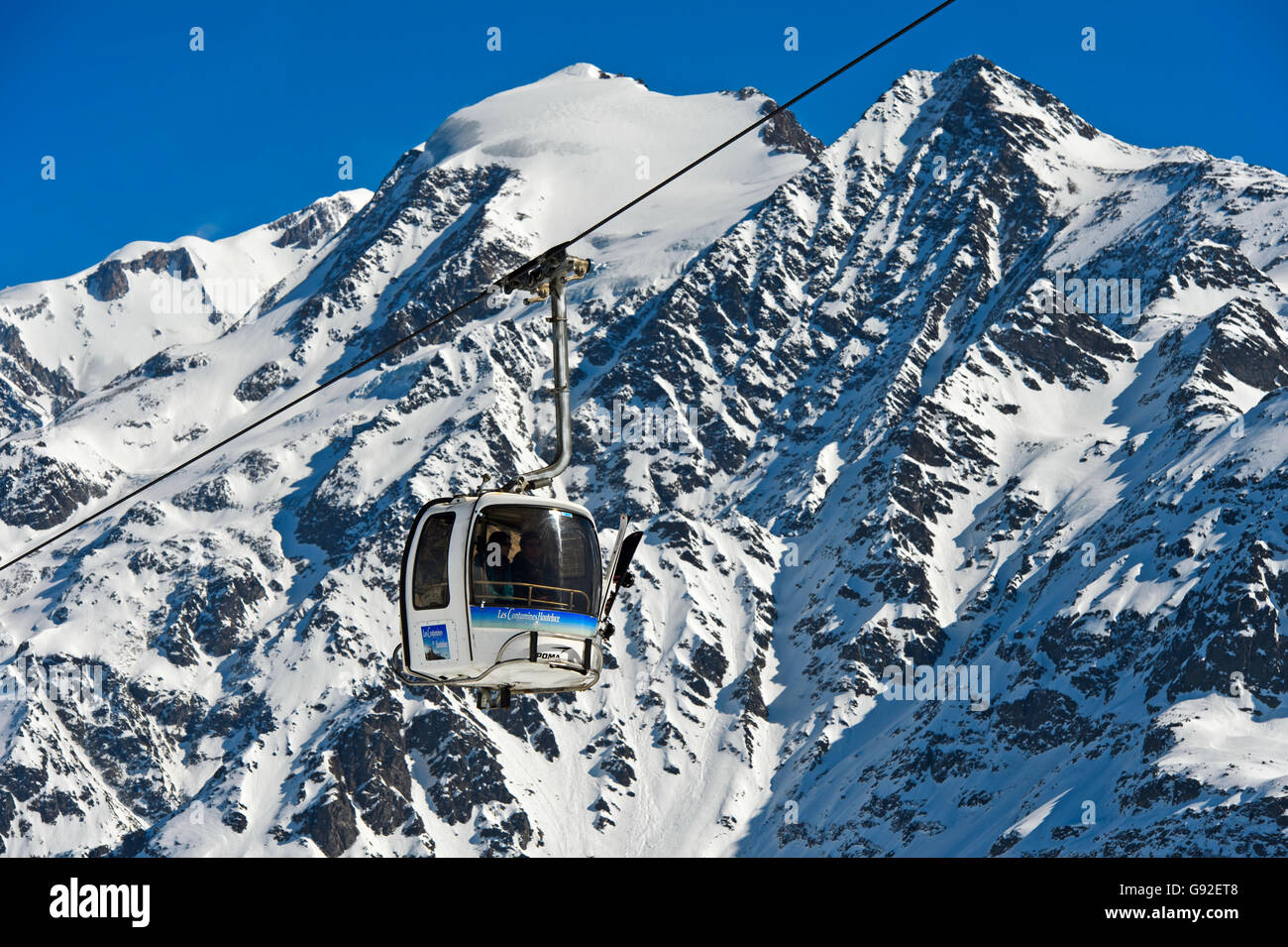 Seilbahn gegen den Mont Blanc-Massivs im Skigebiet Les Contamines-Montjoie, Haute-Savoie, Frankreich Stockfoto