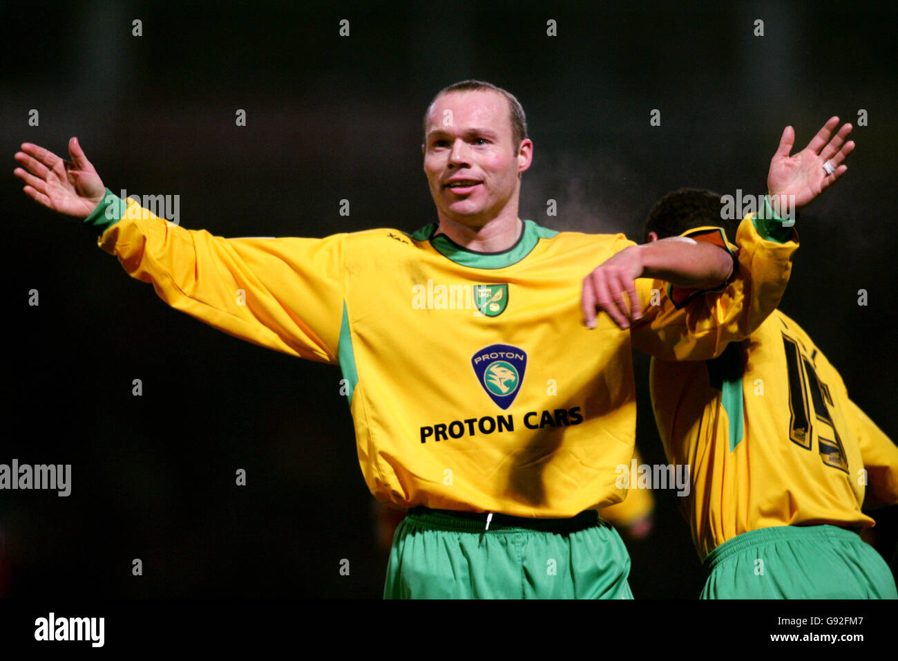 Fußball - Coca-Cola Football League Championship - Norwich City / Burnley - Carrow Road. Simon Charlton von Norwich City feiert das Tor zum Auftakt mit Teamkollege Youssef Safri (r) Stockfoto