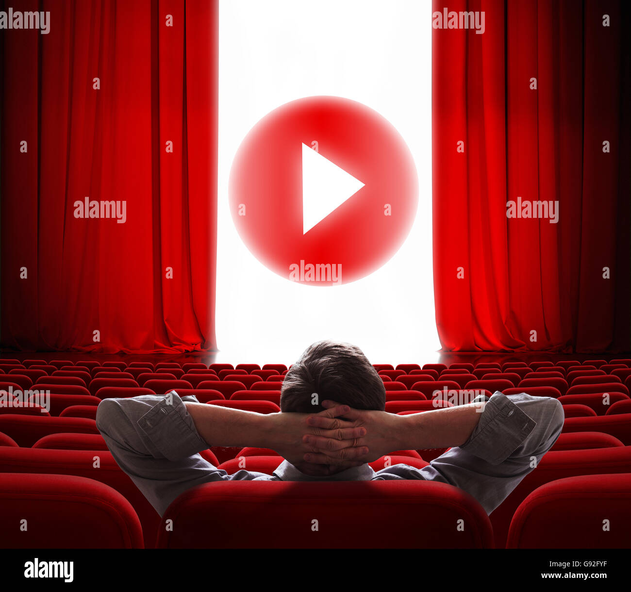 Online-Kinoleinwand mit roten Vorhang zu öffnen und spielen Taste "Medien" in Mitte Stockfoto