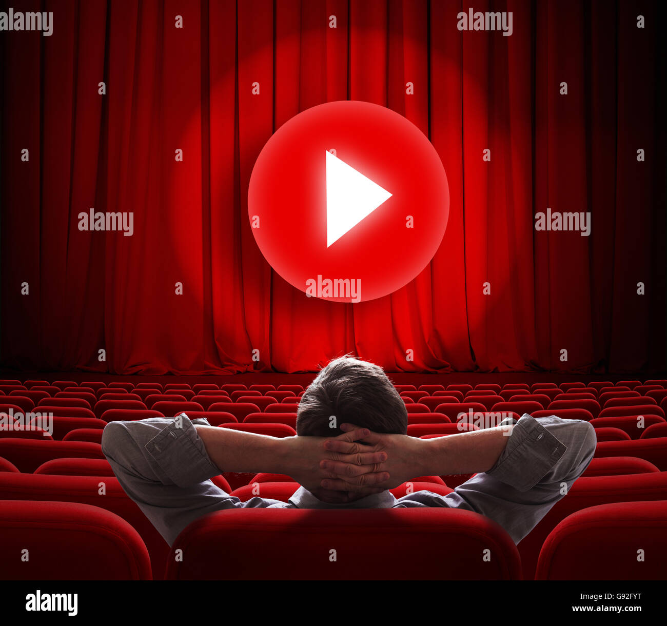 Online-Kinoleinwand mit roten Vorhang und Medien Wiedergabetaste in Mitte Stockfoto