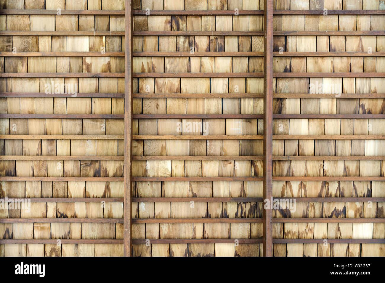 Holzdach Fliesenmuster Tradition Thai Haus Architektur. Stockfoto