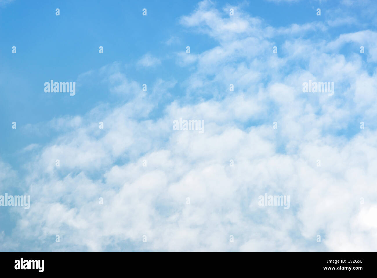 Wolken am blauen Himmel. Stockfoto