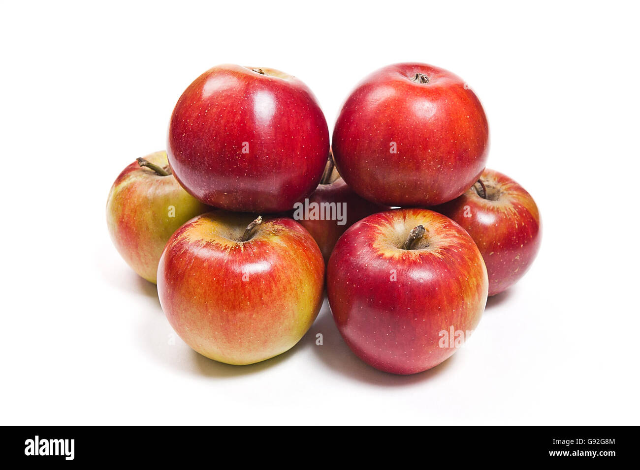 Mehrere frische rote Äpfel. Gruppe von saftigen reifen Früchten. Ansicht von roten Äpfeln isoliert auf weißem Hintergrund. Stockfoto