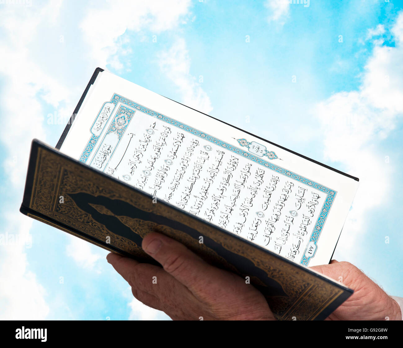 Muslimische männliche Hände mit Koran Stockfoto