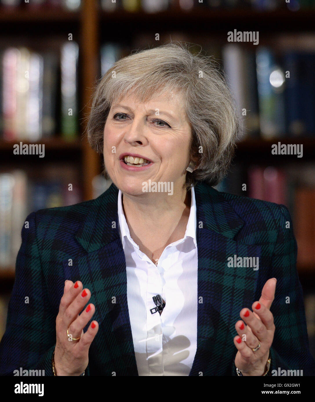 Home Secretary Theresa startet Mai ihre konservative Führung Kampagne an RUSI in London, als sie offiziell das Rennen erfolgreich David Cameron in der Downing Street betritt. Stockfoto