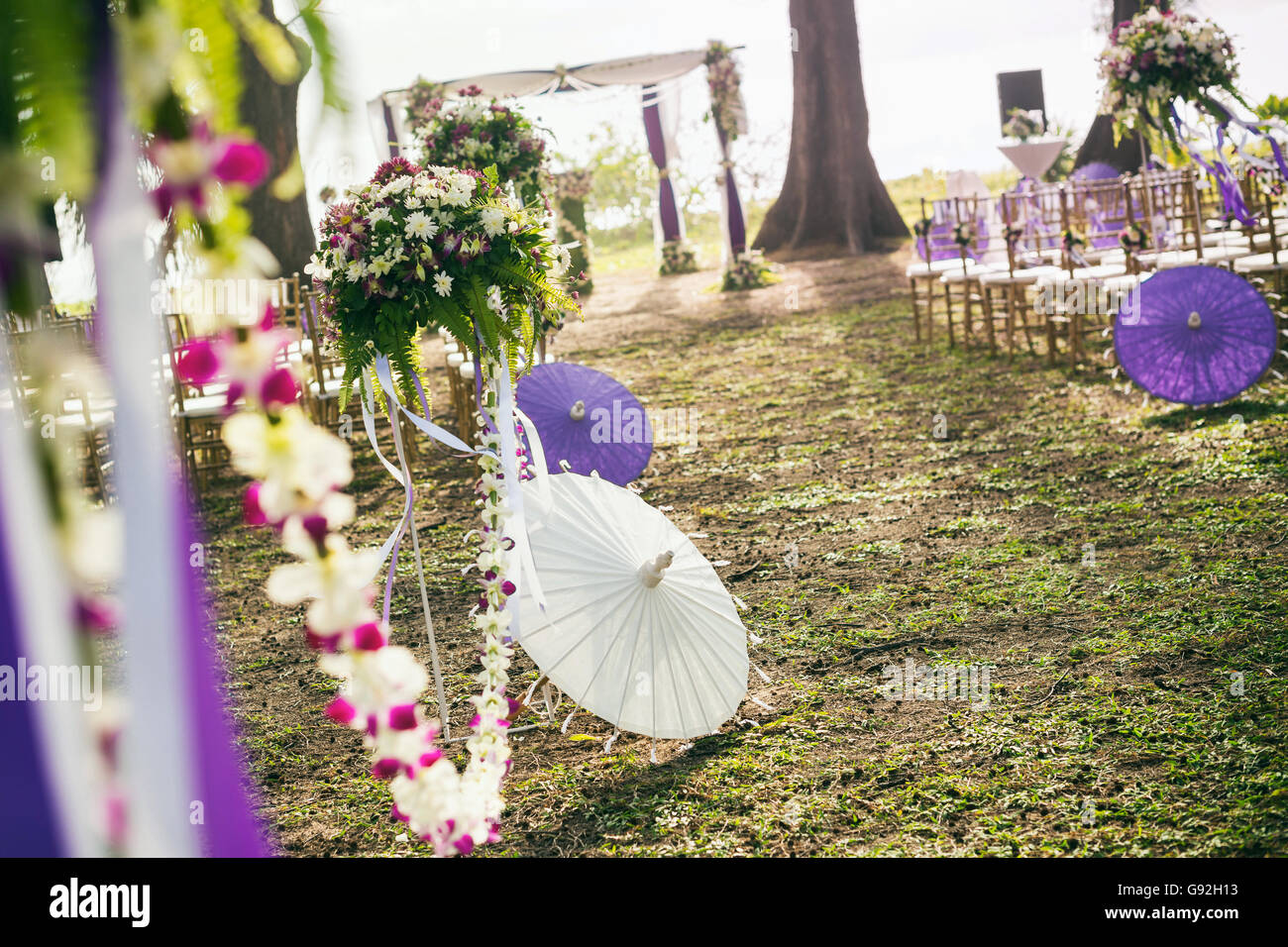 Strand Hochzeit Zeremonie Setup mit weiß/lila Farben Thema, selektiven Fokus. Stockfoto