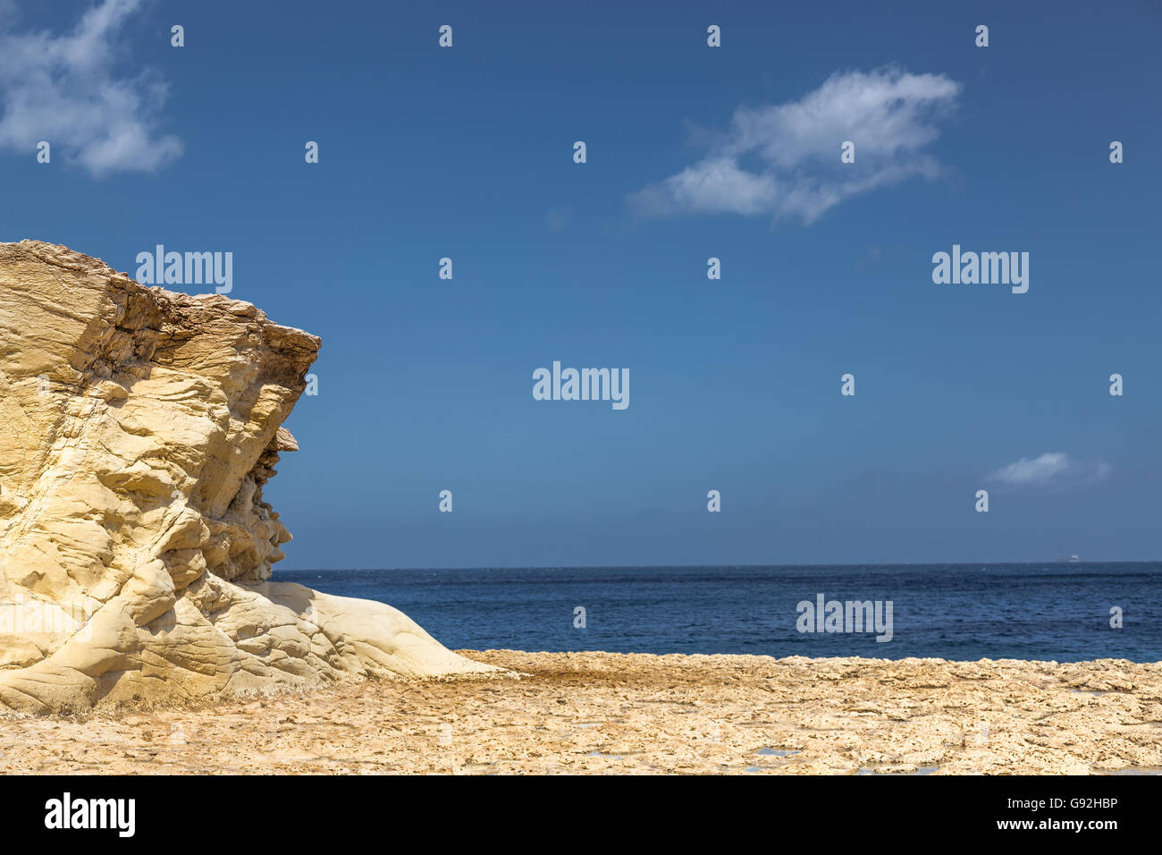 Felsiger Strand in Marsaskala Bucht an der Küste der Insel Malta im Mittelmeer. Stockfoto