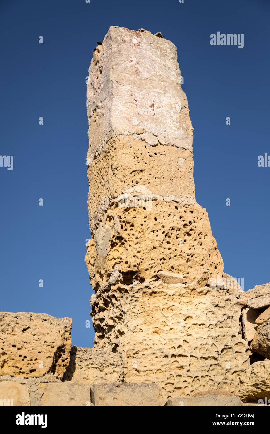Die Ruinen des Wachturms an der Küste. Marsaskala, Malta Insel im Mittelmeer. Stockfoto