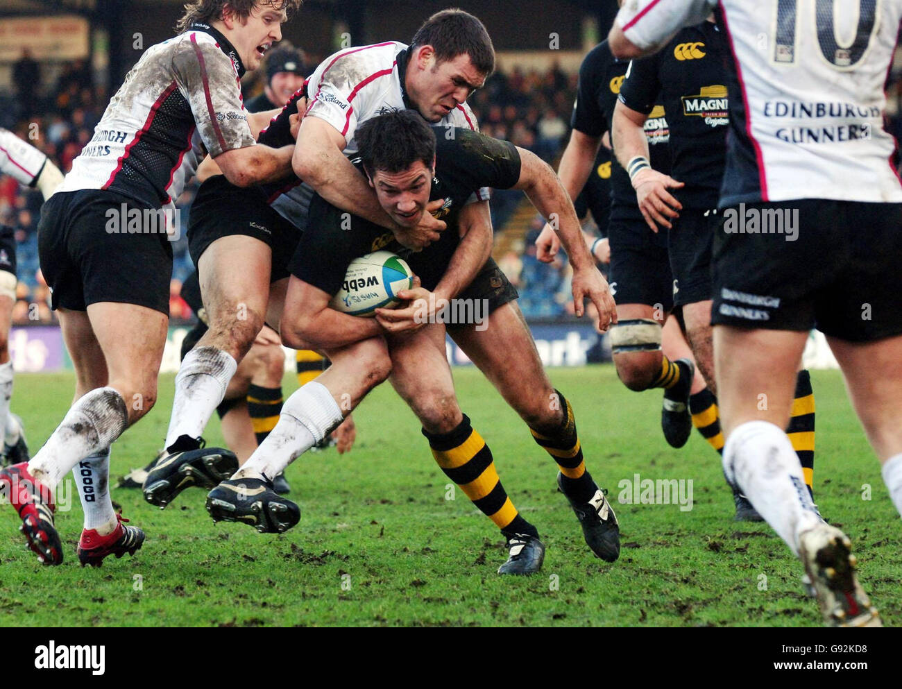 Tom Voyce von London Wasps wird von Rory Lawson (L) von Edinburgh Gunners und Francisco Leonelli während des Heineken Cup-Spiels im Causeway Stadium, High Wycombe, am Samstag, den 21. Januar 2006, angegangen. DRÜCKEN SIE VERBANDSFOTO. Bildnachweis sollte lauten: Matthew Fearn/PA. Stockfoto