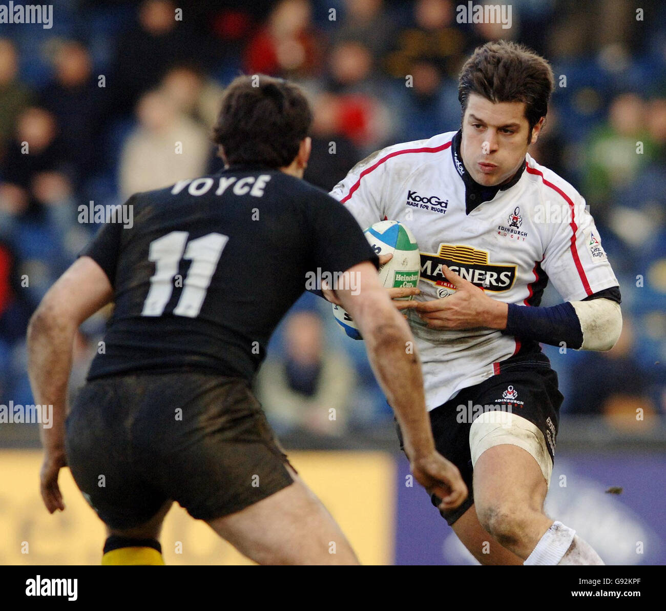 Tom Voyce (L) von London Wasps bereitet sich darauf vor, Hugo Southwell von Edinburgh Gunners während des Heineken Cup-Spiels im Causeway Stadium, High Wycombe, am Samstag, 21. Januar 2006, zu bekämpfen. DRÜCKEN SIE VERBANDSFOTO. Bildnachweis sollte lauten: Matthew Fearn/PA. Stockfoto