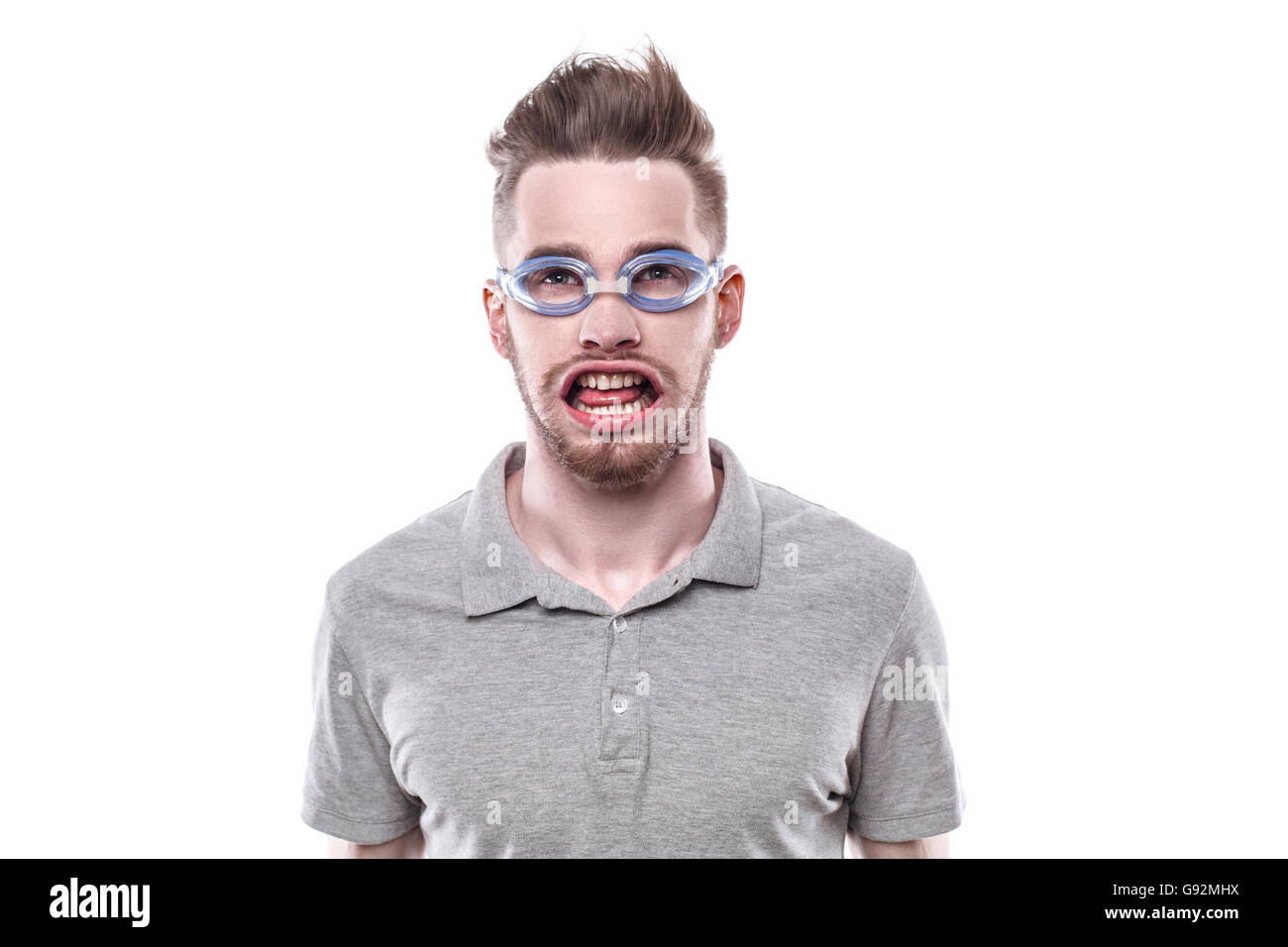 Lustiges Konzept für Mann mit vom Wind verwehten Mund. Mann mit Brille. Isoliert auf weißem Hintergrund Stockfoto