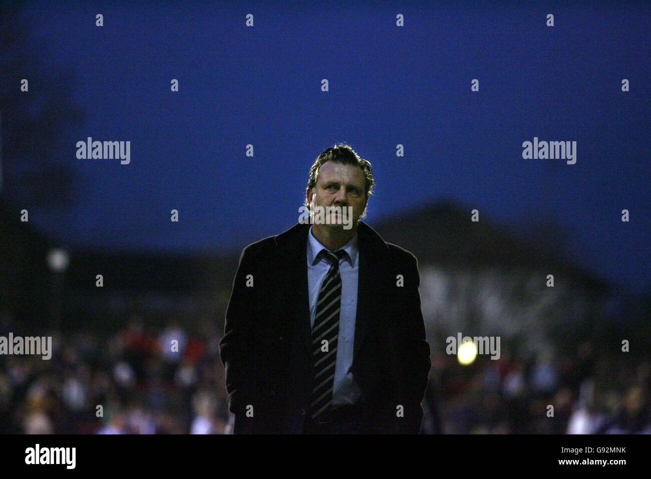Huddersfields Manager Peter Jackson geht nach dem Verlust von 2-0 gegen Brentford während des Coca-Cola League One Spiels im Griffin Park, Brentford, am Samstag, den 21. Januar 2006, in den Tunnel. DRÜCKEN SIE VERBANDSFOTO. Bildnachweis sollte lauten: Chris Young/PA . Stockfoto