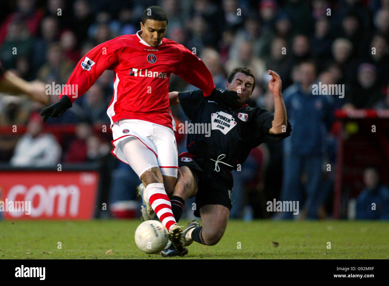 Fußball - FA Cup - vierte Runde - Charlton Athletic gegen Leyton Orient - The Valley. Jerome Thomas von Charlton Athletic wird von Michael Simpson von Leyton Orient angegangen. Stockfoto