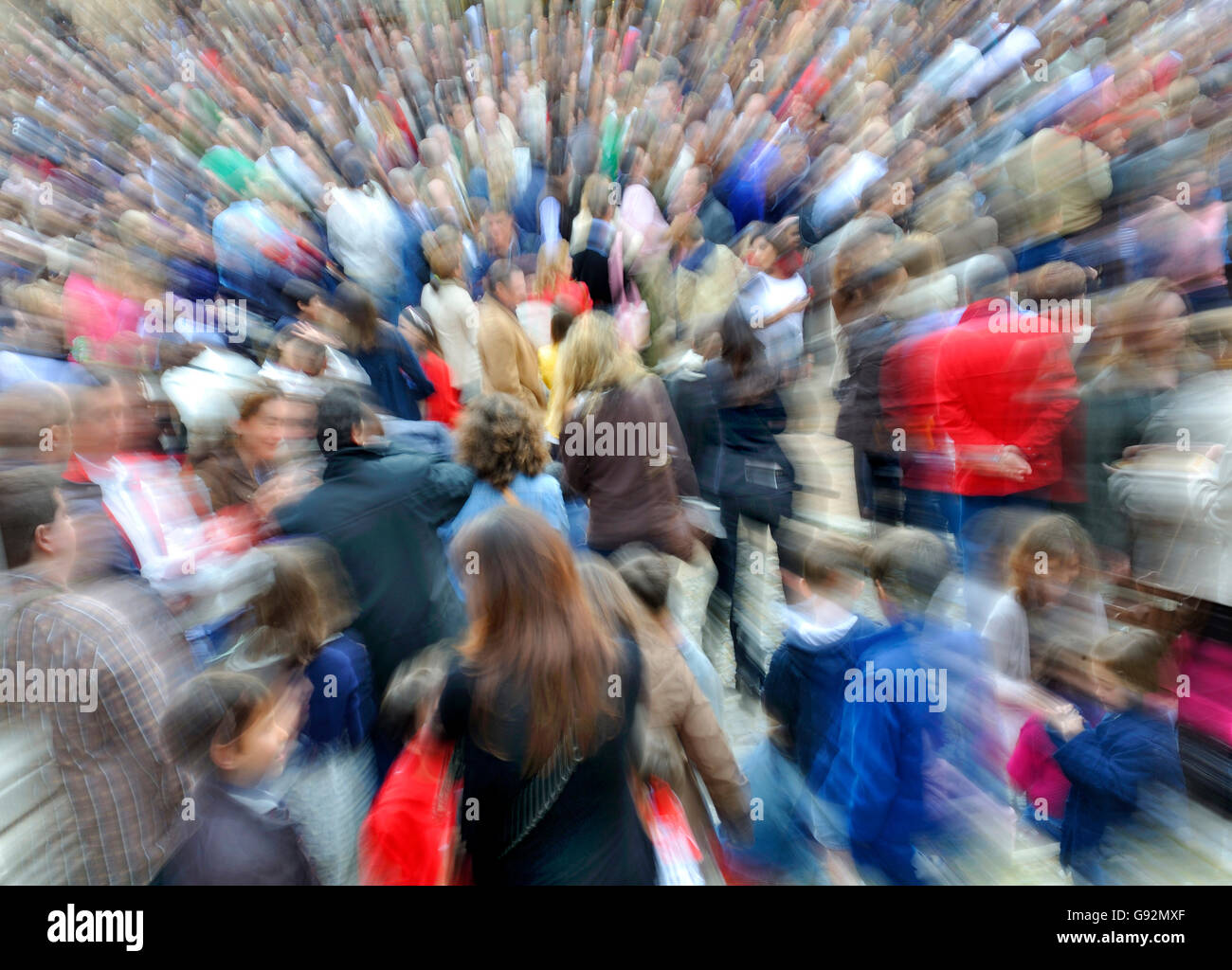 Große Gruppe von Menschen. Mit einem Teleobjektiv und Veränderung des Abstandes habe ich diesen Effekt. Stockfoto
