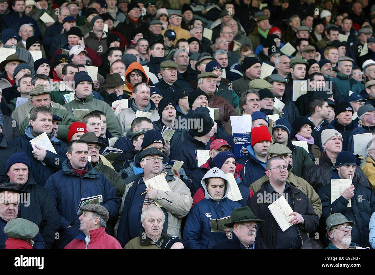 Die Spieler studieren die Form bei den National Hare Coursing Meisterschaften, die am Montag, den 30. Januar 2006, auf der Rennstrecke von Clonmel in der Grafschaft Tipperary ausgetragen werden. DRÜCKEN SIE VERBANDSFOTO. Der Bildnachweis sollte lauten: Niall Carson/PA Stockfoto