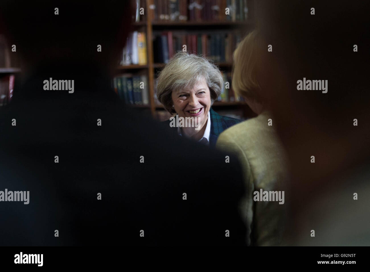 Home Secretary Theresa startet Mai ihre konservative Führung Kampagne an RUSI in London, als sie offiziell das Rennen erfolgreich David Cameron in der Downing Street betritt. Stockfoto