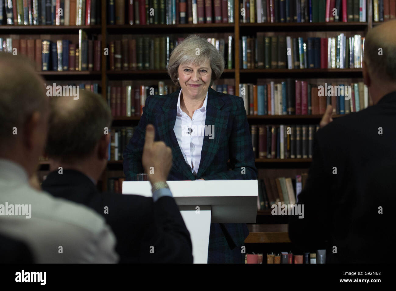 Home Secretary Theresa startet Mai ihre konservative Führung Kampagne an RUSI in London, als sie offiziell das Rennen erfolgreich David Cameron in der Downing Street betritt. Stockfoto