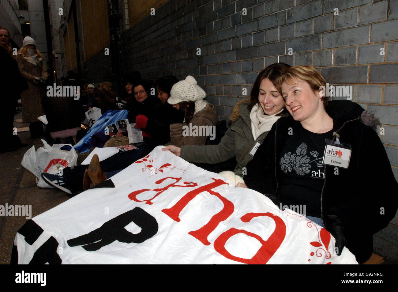 Die a-ha-Fans Aria Brooster (L) und Colleen Snape, beide aus Tipton, West Mids, warten am Montag, dem 30. Januar 2006, außerhalb von HMV in der Oxford Street, im Zentrum von London, wo die 80er-Jahre-Popband bei einem Signing zur Veröffentlichung ihrer ersten Single seit 16 Jahren auftreten sollten. Siehe PA Story SHOWBIZ A-Ha. DRÜCKEN SIE VERBANDSFOTO. Photo Credit sollte lauten: Steve Parsons/PA. Stockfoto