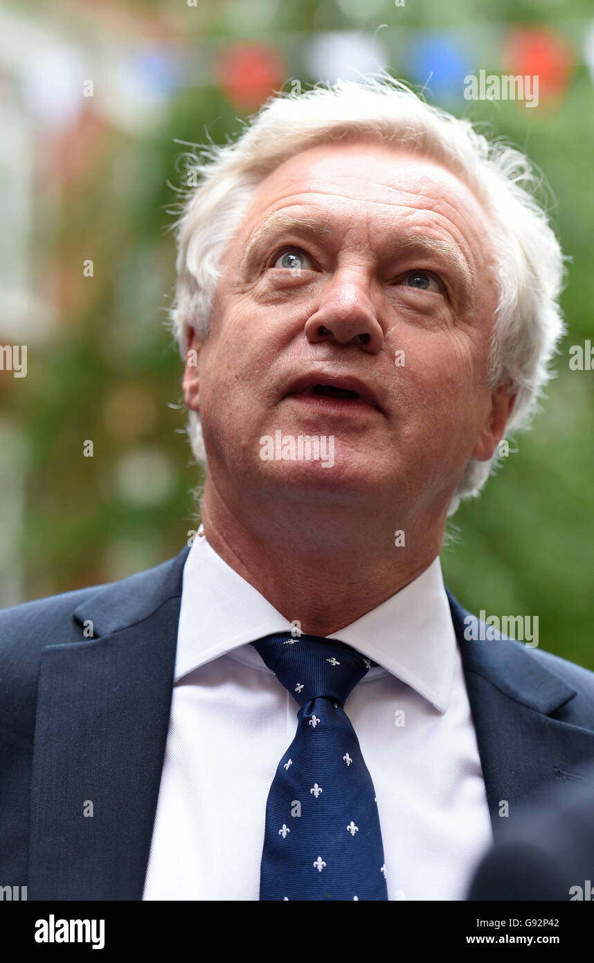 David Davis MP kommt im St Ermin Hotel in London, wo Boris Johnson seine konservative Führung Kampagne, voraussichtlich wird als er formal das Rennen erfolgreich David Cameron in der Downing Street betritt. Stockfoto