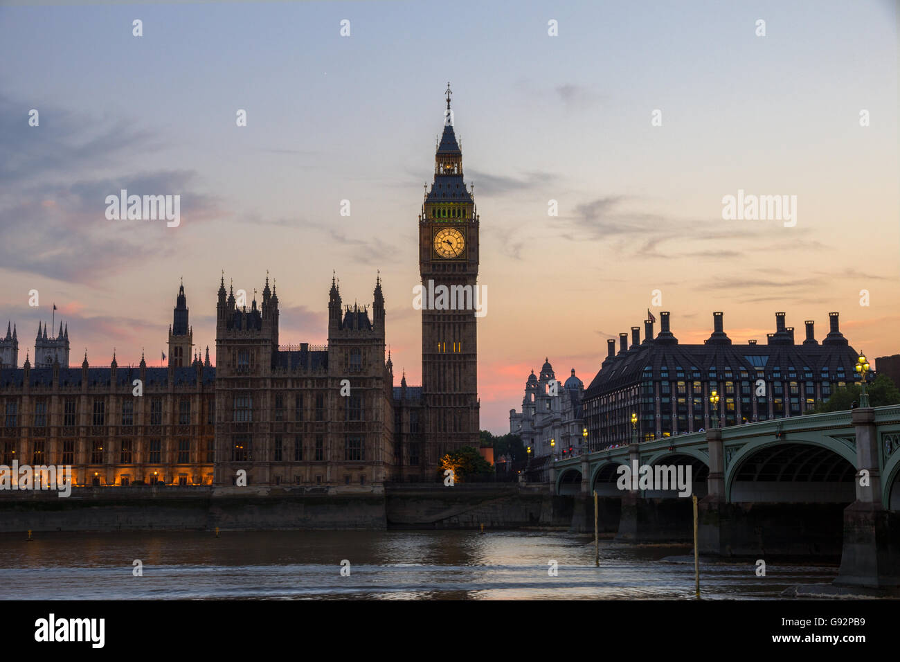 Blick auf den Big Ben und der Palace of Westminster in London bei Sonnenuntergang Stockfoto