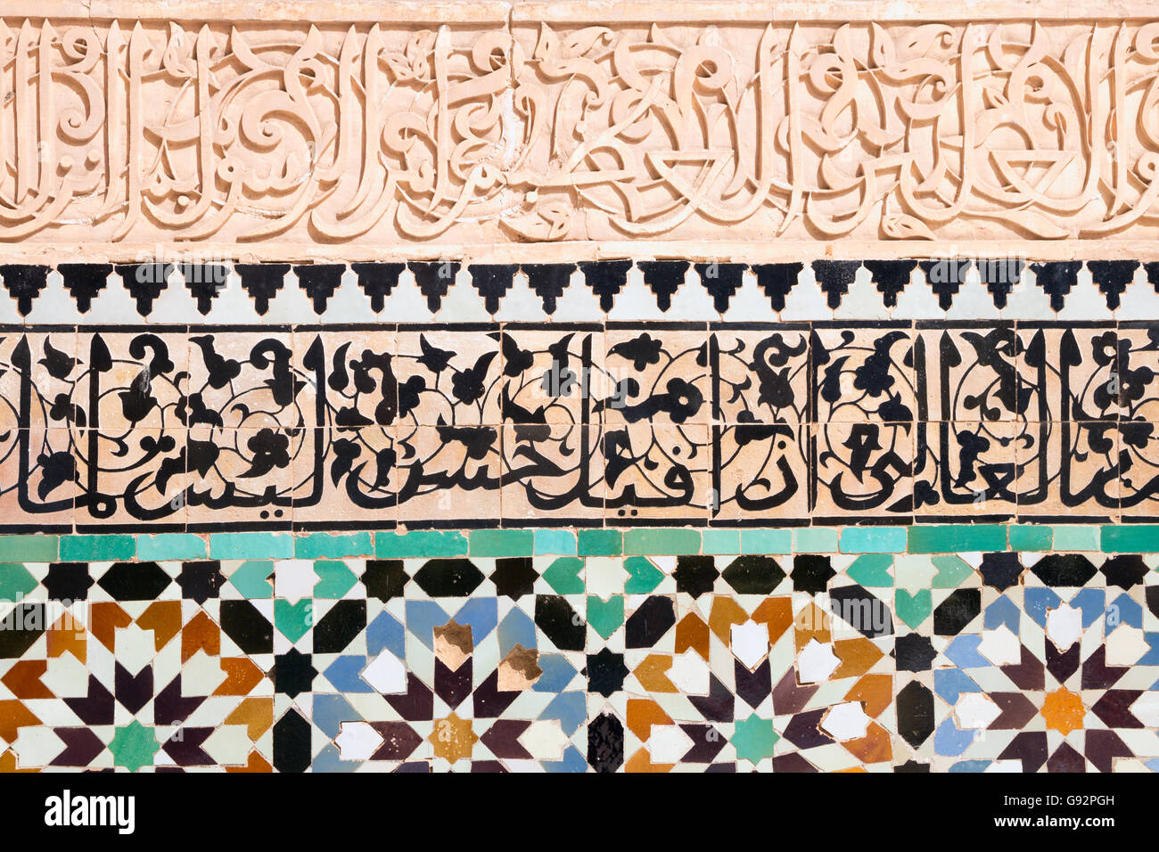 Wanddetail im Ben Youssef Medersa, einem ehemaligen islamischen College. Stockfoto