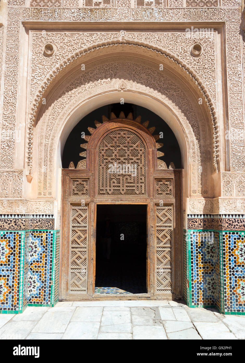 Eingangstür zum Innenhof von Ben Youssef Madrasa. Einem ehemaligen islamischen College in Marrakesch, Marokko Stockfoto
