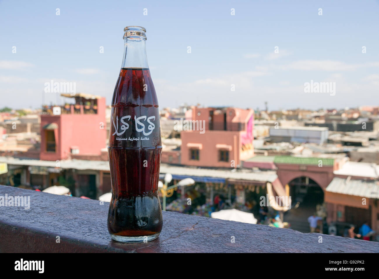 Klassische Flasche Coca-Cola mit arabischen Logo. Stockfoto