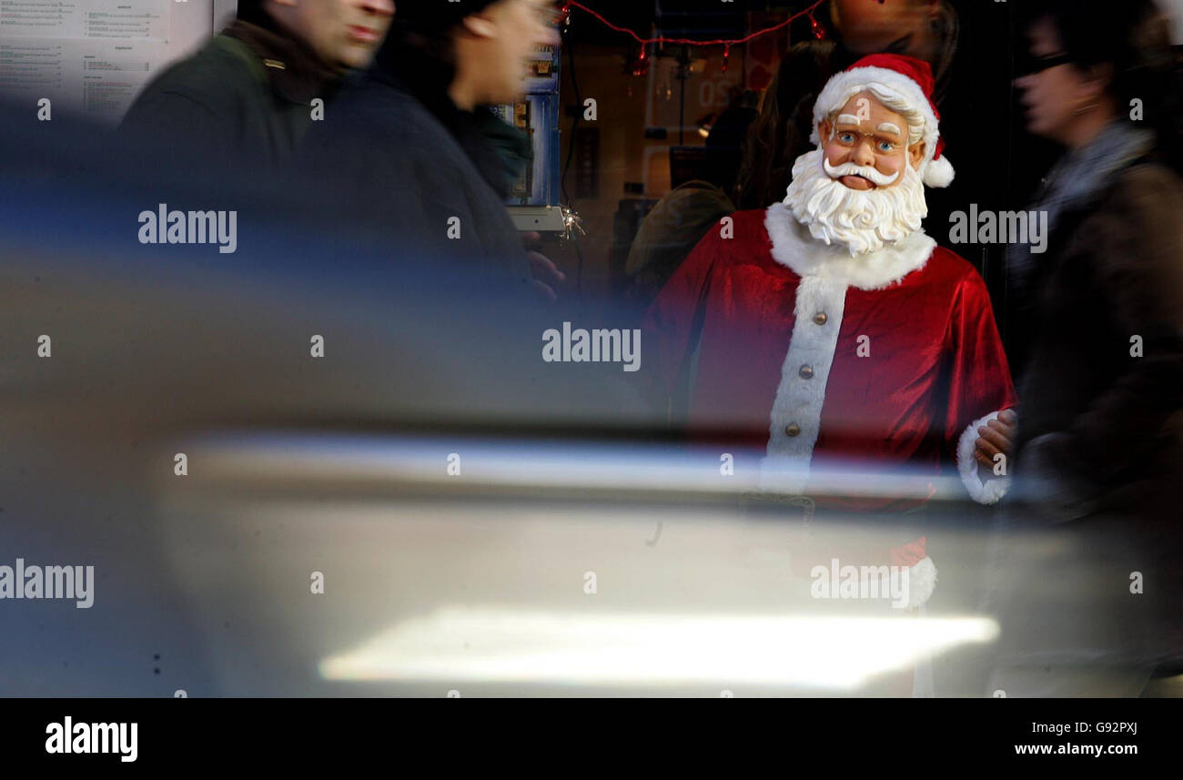 Käufer machen das letzte Wochenende vor Weihnachten optimal, um ihre letzten Einkäufe in der Kensington High Street, London, am Sonntag, den 18. Dezember 2005 zu tätigen. DRÜCKEN Sie VERBANDSFOTO. Foto sollte lauten: Cathal McNaughton/PA Stockfoto