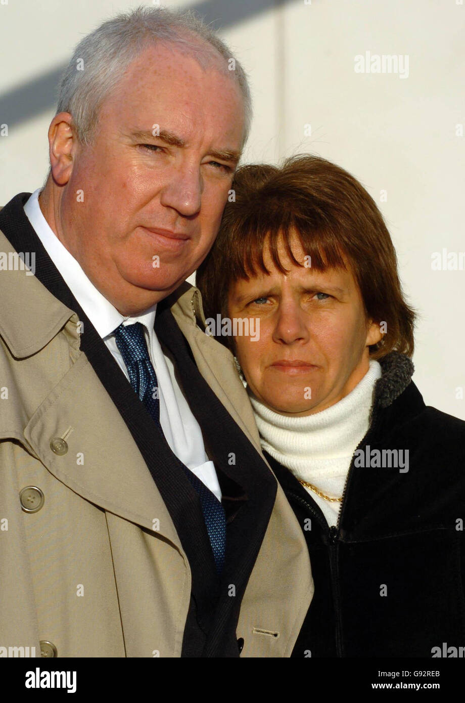 Peter und Julie Fulham, aus Leicester, vor den Record Offices in Chelmsford, Essex, am Montag, den 19 2005. Dezember, bevor sie an einer Untersuchung des Todes ihres Sohnes Matthew teilnahmen, der 17 Jahre alt war, der bei den Bombenanschlag in Sharm el-Sheikh starb. Die Eltern haben für die Verletzten und Hinterbliebenen eine Entschädigung gefordert, da die Inquests zu den Toten eröffnet werden sollten. Siehe PA Story INQUEST. DRÜCKEN SIE VERBANDSFOTO. Bildnachweis sollte lauten: PA Stockfoto