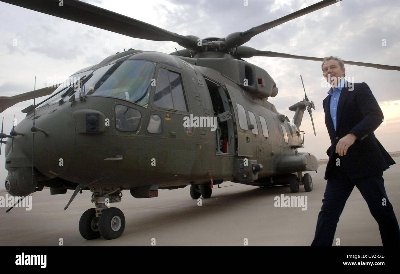 Der britische Premierminister Tony Blair verlässt die Basra Air Station im Irak am Donnerstag, den 22. Dezember 2005, während seines Besuchs in der Region, in der er Soldaten des Royal Irish Regiment, des Royal Regiment of Fusiliers und der 9. Und 12. Lancers traf. Siehe PA Story POLITIK Irak. DRÜCKEN Sie VERBANDSFOTO. Bildnachweis sollte lauten: Stefan Rousseau/PA Stockfoto
