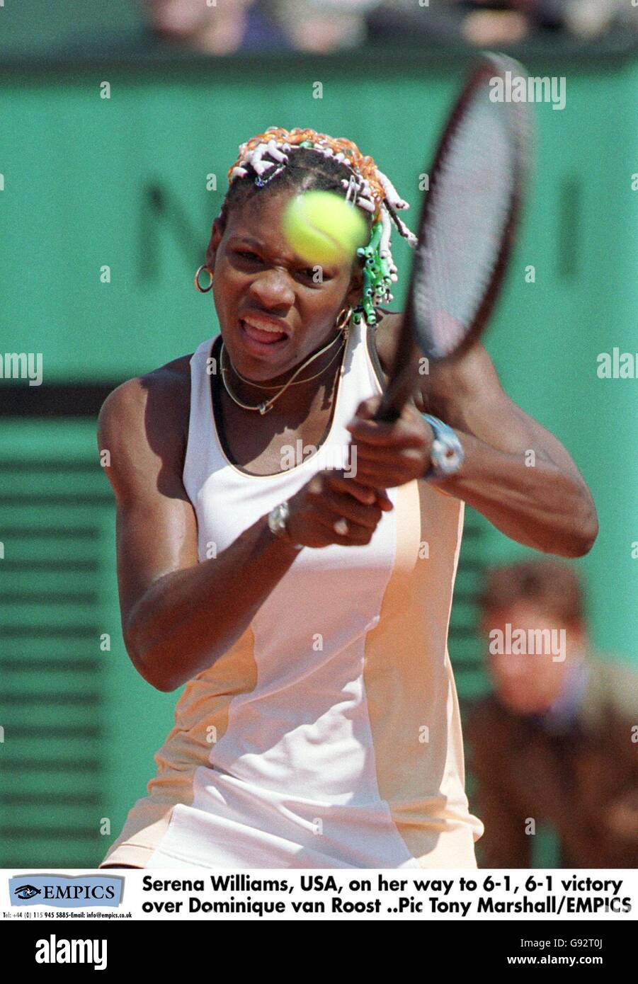 Tennis - French Open - Roland Garros, Paris - Dameneinzel - Dritte Runde - Serena Williams gegen Dominique Van Roost. Serena Williams, USA, auf dem Weg zum 6-1, 6-1 Sieg Stockfoto