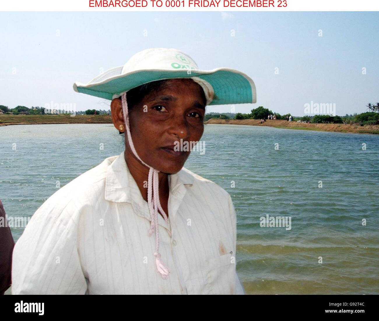 Die Ehefrau von Fisherman Senadhipathige Pushpalath hilft einem Rückkehrprojekt in der Nähe von Yala in Sri Lanka, als Teil von Oxfams Cash for Work-Programm, nachdem das Geschäft ihres Mannes beim letztjährigen Tsunami am zweiten Weihnachtsfeiertag zerstört wurde. Fast acht von 10 Menschen in Großbritannien spendeten in diesem Jahr für einen karitativen Notruf, wie eine Umfrage am Freitag, den 23. Dezember 2005 ergab. Die Umfrage des Britischen Roten Kreuzes ergab, dass 79 % im Jahr 2005 gespendet hatten, und 75 % der Befragten gaben an, dies erneut zu tun. Siehe PA Story DEATH Quake. DRÜCKEN SIE VERBANDSFOTO. Bildnachweis sollte lauten: Victoria Mitchell Stockfoto