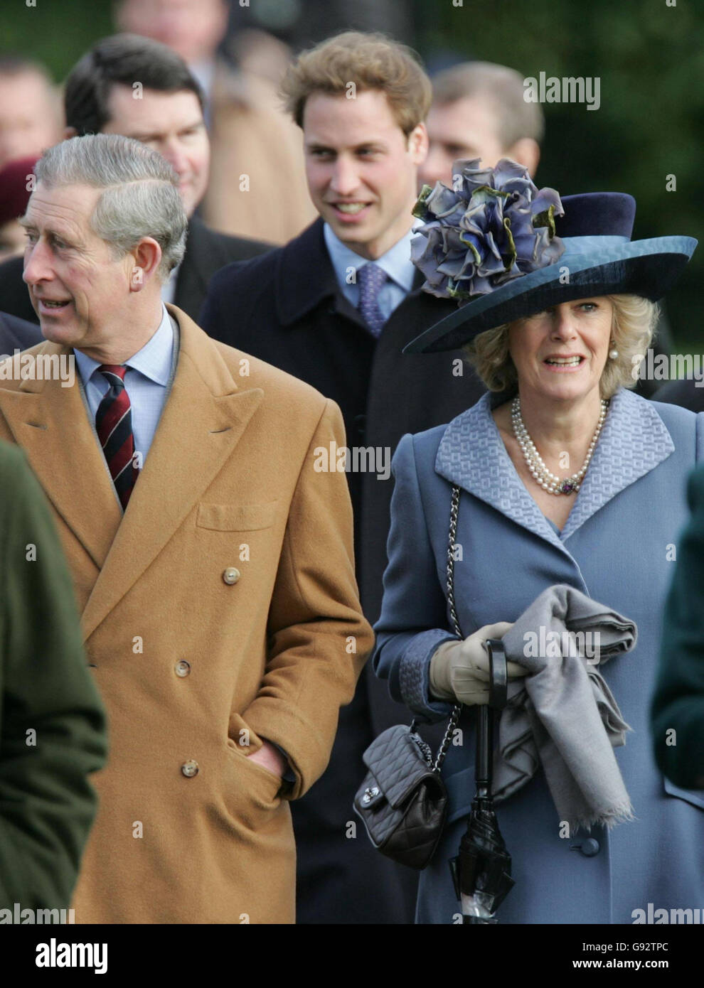 Die Herzogin von Cornwall und der Prinz von Wales kommen zur St. Mary Magdalene Kirche, Sandringham, mit Prinz William (Rückseite) für den Weihnachtsgottesdienst. Es ist das erste Mal, dass die Herzogin von Cornwall den Weihnachtsdienst mit der königlichen Familie besucht hat. Siehe PA Geschichte KÖNIGLICHE Kirche. DRÜCKEN Sie VERBANDSFOTO. Bildnachweis sollte lauten: Toby Melville/Reuters/WPA/PA. Stockfoto