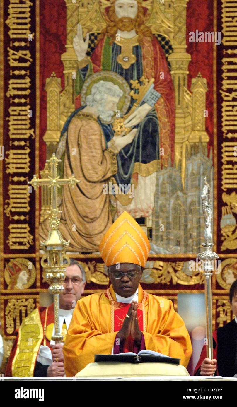 Der neue Erzbischof von York, Dr. John Sentamu, hält seine erste Predigt beim traditionellen Weihnachtsdienst später im Jahr im York Minster. Der Erzbischof hat die Gläubigen aufgefordert, sich die Terroristen, die Selbstmordattentate verüben, "auszudenken". Dr. John Sentamu zitierte sogar das SAS-Motto 'Wer wagt gewinnt' beim Morgendienst im York Minster. Stockfoto