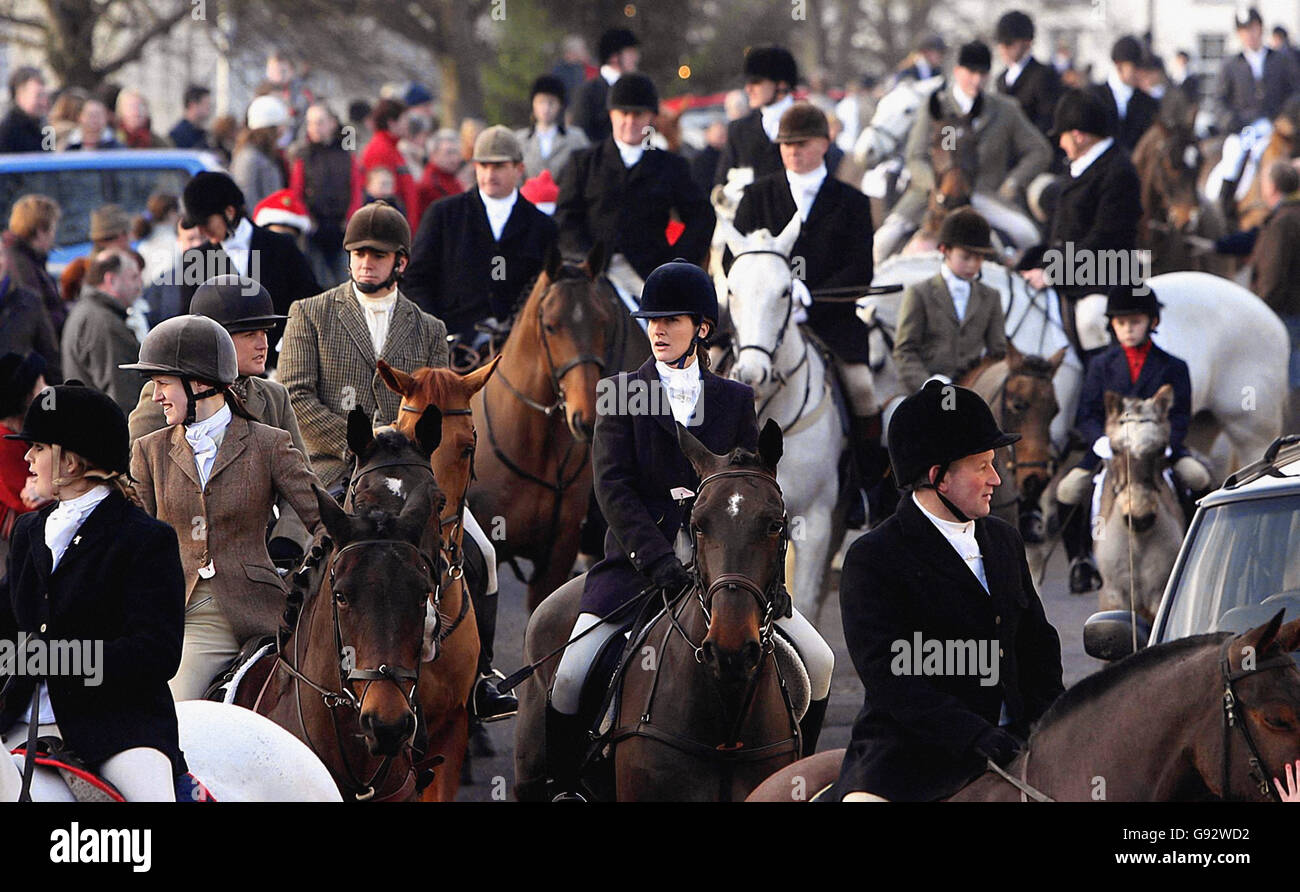 Mitglieder der Moy-Jagd versammeln sich in der Grafschaft Tyrone Dorf, Montag, 26. Dezember 2005. Jagden im ganzen Land trafen sich heute am ersten Boxing Day seit Inkrafttreten des Jagdgesetzes. Das Countryside Alliance sagte, Hunderttausende von Menschen würden ihre lokalen Jagden unterstützen, da eine neue Umfrage ergab, dass nur ein Drittel der Menschen der Meinung ist, dass die neue Gesetzgebung funktioniert. Siehe PA Story SOCIAL Hunting. DRÜCKEN Sie VERBANDSFOTO. Bildnachweis sollte lauten: Niall Carson /PA. Stockfoto